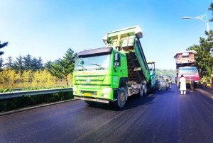 S201威東線（機(jī)場路）路段，預(yù)計(jì)10月20日路面主體完工